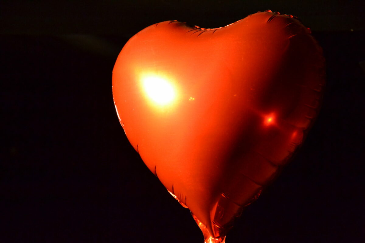 Le ballon coeur flotte dans les airs