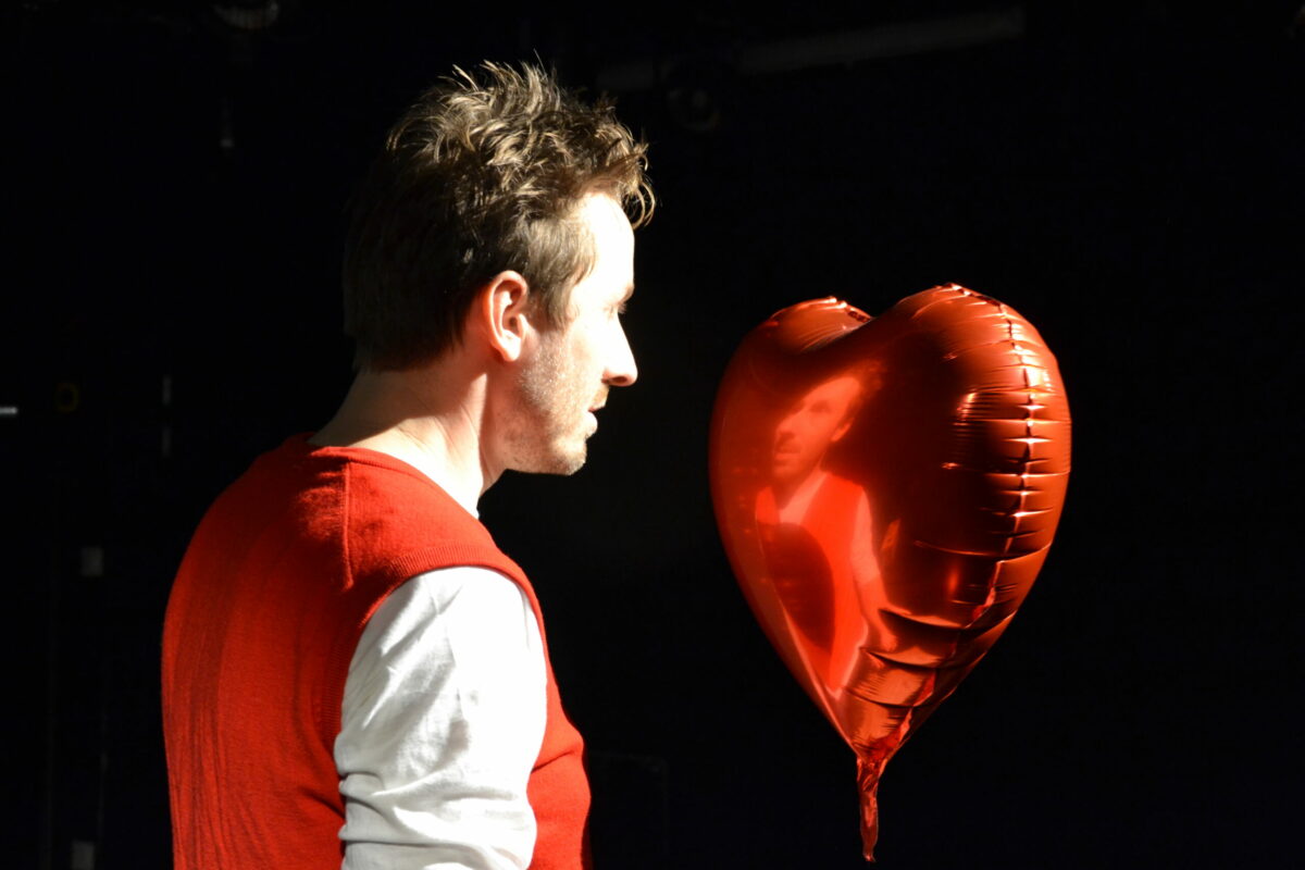 Toby fait face à face avec le ballon coeur