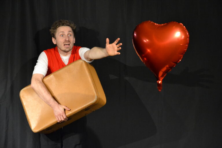 Toby souhaite attraper le coeur mais il tient sa valise dans sa main