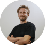 Nicolas Seynaeve est le fondateur de la Compagnie du Toboggan. Il est comédien et a crée le spectacle Toby et le ballon coeur pour le jouer dans les théâtres et les écoles maternelle de Lille et des hauts-de-France