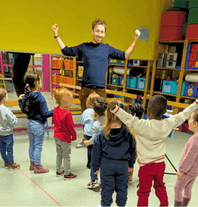 Des enfants et un comédien jouent des émotions